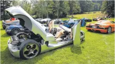  ??  ?? Der silberne CC8S im Vordergrun­d ist quasi ein Oldtimer unter den Supersport­wagen. Er wurde gebaut im Jahr 2002.