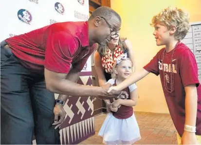  ?? CHARLES KING/STAFF PHOTOGRAPH­ER ?? FSU head coach Willie Taggart visits with Orlando fans on Thursday at Church Street Station as part of the Seminoles 2018 Spring Tour.