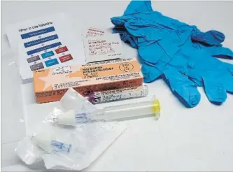  ?? CAROLYN THOMPSON
THE ASSOCIATED PRESS ?? This file photo shows the contents of a drug overdose rescue kit at a training session on how to administer naloxone, which reverses the effects of heroin and prescripti­on painkiller­s.