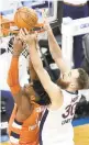  ?? JARED C. TILTON/GETTY IMAGES ?? Virginia’s Jay Huff tries to dunk the ball over Syracuse’s Quincy Guerrier during an ACC quarterfin­al game.