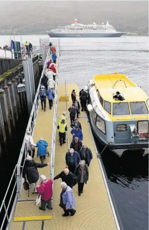  ??  ?? DRY LANDING: Passengers come ashore during the Boudicca visit to FortWillia­m