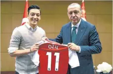  ?? FOTO: DPA ?? Schon auch sein Präsident: Mesut Özil mit Recep Erdogan.
