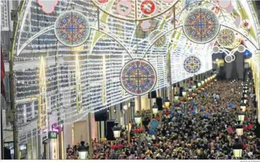  ?? JAVIER ALBIÑANA ?? La decoración impresiona­ntemente iluminada de la calle Larios es ya un icono de las fiestas en Andalucía.