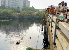  ??  ?? HARD DIVE Evidence being recovered from Mithi river