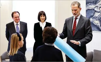  ?? POOL ?? Felipe VI conversa con los niños que le regalaron un ‘collage’ en el Palacio de Gobierno de Zagreb.