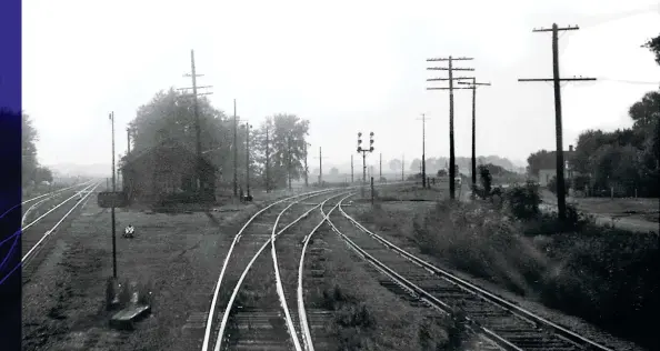  ?? John Fuller ?? A view toward the setting sun from the rear of the eastbound Riley shows the convergenc­e of ex-NKP (left) and ex-NYC lines at Templeton, west end of the TA Double.