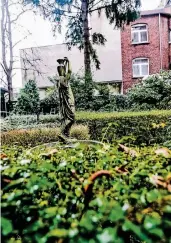  ??  ?? Grüne Oase im Hinterhof: ein kleiner barocker Garten mit Skulpturen aus Stein und Buchsbaumh­ecken