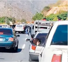  ??  ?? Imagen del momento en que Guaidó es detenido.