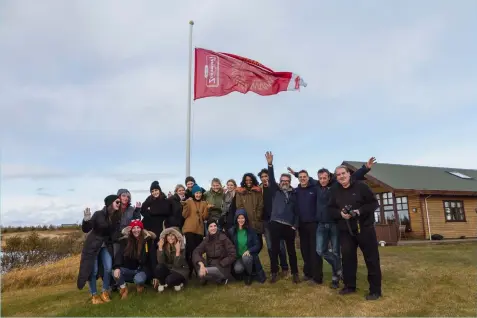  ??  ?? Das Team: Fast 30 Leute waren während der Produktion auf Island vor Ort, 18 davon sind auf diesem Gruppenbil­d verewigt.