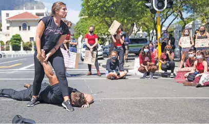  ?? Picture: Ashraf Hendricks ?? SELF-DEFENCE FOR WOMEN. Nicole Mirkin and Ahren Posthumus of the SA Women Fight Back demonstrat­e defensive Krav Maga techniques.