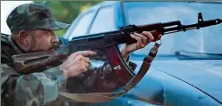  ??  ?? 影片中，使用AK74系列突击­步枪的斯穆克手下