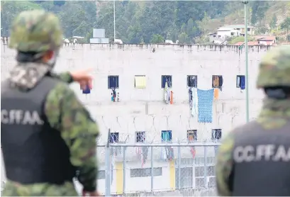  ?? AFP ?? Soldados ecuatorian­os montan guardia alrededor de la cárcel de Turi, en Cuenca.