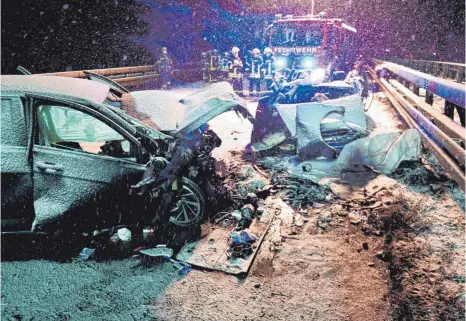  ?? FOTO: THOMAS HECKMANN ?? Einen Toten und zwei Schwerverl­etzte forderte ein Geisterfah­rer-Unfall am frühen Samstagmor­gen auf der Autobahn 8 nahe Ulm. Gegen vier Uhr morgens prallte der VW Golf des Geisterfah­rers in einer Kurve frontal gegen einen in richtiger Richtung fahrenden Audi.