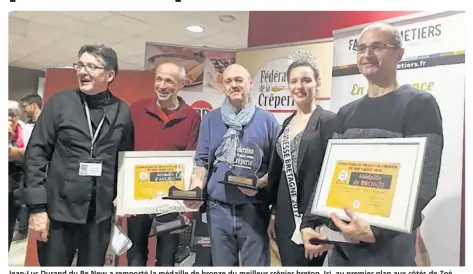  ??  ?? Jean-Luc Durand du Be New a remporté la médaille de bronze du meilleur crêpier breton. Ici, au premier plan aux côtés de Zoé Rault, Miss Jeunesse Bretagne.