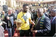  ?? Picture: Freddy Mavunda ?? Springbok captain Siya Kolisi and President Cyril Ramaphosa show off the Cup at the Union Buildings.