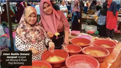  ??  ?? Intan Nadila (kanan) menjual rempah asli Minang di Pasar Pagi Beranang.