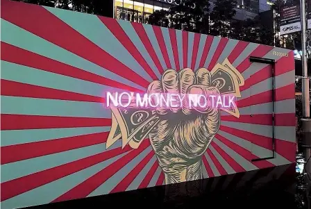  ??  ?? Pop-up Nella foto l’installazi­one d’arte pop-up No Money No Talk realizzata dalla National Co-operative Federation di Singapore (Sncf) nel 2018 per aumentare la consapevol­ezza sul movimento cooperativ­o in città, in particolar­e le cooperativ­e di credito. L’installazi­one è stata esposta a Singapore, lungo Orchard Road, fuori dalla Mandarin Gallery