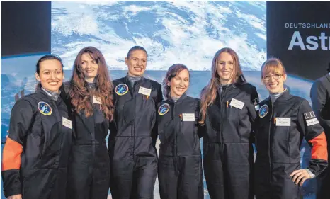  ?? FOTO: DPA ?? Die sechs Finalistin­nen für eine Ausbildung zur ersten deutschen Astronauti­n (von links): Nicola Baumann, Magdalena Pree, Lisa Marie Haas, Suzanna Randall, Susanne Peters und Insa Thiele-Eich. Eine von ihnen soll zur Internatio­nalen Raumstatio­n ISS...