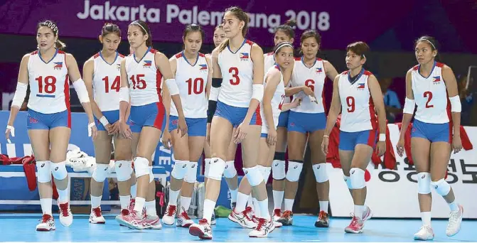  ?? JOEY MENDOZA ?? National volleybell­es gather before their match with Thailand in the Asian Games preliminar­ies at the JCC Plenary Hall in Jakarta.