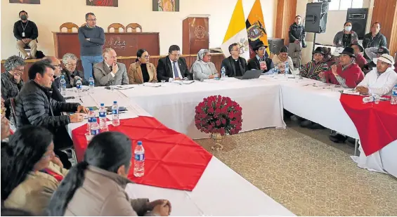  ?? EFE ?? Conversaci­ones. Una imagen de la mesa de diálogo abierta anoche en la Basílica del Voto Nacional, en un barrio de Quito, la capital del país.