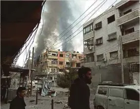  ??  ?? Bangunan terbakar akibat dibom tentera rejim.