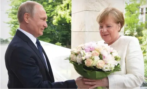  ?? Foto: dpa/Sergey Guneev ?? Ein Blumenstra­uß für Kanzlerin Merkel im Mai in Sotschi