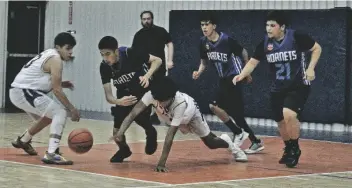  ?? FOTO CÉSAR NEYOY_BES ?? LOS LAKERS, como se ve en esta jugada, pelearon hasta lo último por la posesión del balón, lo que les ayudó en su victoria de 45 a 27 ante los Hornets, el pasado viernes.