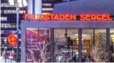  ?? FOTO: MOSTPHOTOS ?? FILMSTADEN. Den runda SF-skylten på hörnet av biokomplex­et på Hötorget ska tas ner.