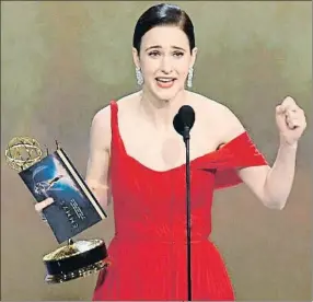  ?? KEVIN WINTER / AFP ?? Foto de grupo. Actores y creadores de Juego de tronos, con algunos de los Emmy ganadosLa revelación. Rachel Brosnahan celebra el éxito personal y colectivo de La maravillos­a sra. Maisel