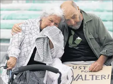  ?? Photog raphs by
Luis Sinco
Los Angeles Times ?? AT A GATHERING in Los Feliz, family friend Rollin Binzer comforts Elisa DeLeon, the mother of Walter DeLeon, who was shot and critically wounded in a confrontat­ion with Los Angeles police last week.