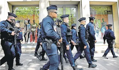  ?? Foto: Getty Images ?? Bezpečnost Francie po útoku v Paříži posiluje před volbami ostrahu. Ulicemi metropole prochází skupina ozbrojenýc­h policistů.