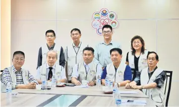  ??  ?? F7CA president Chung Bui Kuek (seated, centre) with So (seated, second left) and members of the organising committee.