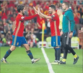  ??  ?? David Villa, en el momento de sustituir a Isco El Bernabéu aplaudió a rabiar a ambos FOTO: EFE