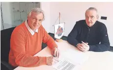  ?? FOTO: 1. FC ?? Hans Noy (rechts), beim 1. FC Kleve für das Sponsoring zuständig, und Arne Gertgens von der Firma Getec bei der Unterzeich­nung des Vertrages.