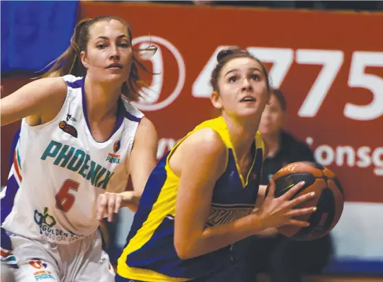  ?? Picture: SCOTT RADFORD- CHISHOLM ?? IN CLEAR: Townsville Flames player Miela Goodchild gets past Phoenix’s Natalie Saunders during last night’s QBL game.