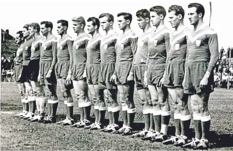  ?? FOTO: SEILHEIMER-ARCHIV ?? So trat das Saarland bei der Handball-WM 1955 an. Winfried Vogt (3.v.r.) ist einer der letzten noch Lebenden des Teams.