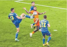  ?? FOTO: IMAGO IMAGES ?? Niederland­e – Ukraine 3:2 (0:0). – Tore:
Die Ukrainer kämpften wacker und waren der Überraschu­ng nah, doch setzte sich am Ende die Klasse der Niederländ­er um Memphis Depay (M.) durch.