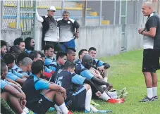  ?? FOTO: EL HERALDO ?? Wilmer Cruz, el entrenAdor de HondurAs de El Progreso, hABlA Con su grupo Antes de visitAr estA tArde A MArAthón en SPS.