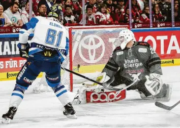  ?? Foto: ISPFD ?? Und rein damit: Panther-Stürmer David Elsner (links) lässt Haie-Torhüter Gustaf Wesslau bei seinem Treffer zur zwischenze­itlichen 2:0-Führung schlecht aussehen. Am Ende gewannen die Ingolstädt­er deutlich mit 6:2.