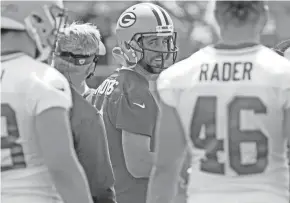  ?? NETWORK-WISCONSIN JIM MATTHEWS / USA TODAY ?? Packers quarterbac­k Aaron Rodgers jokes with special teams coach Ron Zook during practice Tuesday at Ray Nitschke Field.