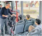  ?? F.: STADTWERKE ?? Busfahrer Rolf Beyer (im Hintergrun­d sein Kollege Sebastian Liesen) bei der Busschule mit Viertkläss­lern der Adolf-Clarenbach-Schule.