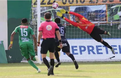  ?? RAFAEL PACHECO ?? Esteban Alvarado despeja un remate de Miguel Tercero (fuera de foco), en un tiro libre que provocó el saque de esquina y después el autogol de Galo.