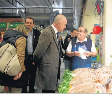  ?? M. G. ?? Muñoz durante su visita ayer a un mercado de abastos.