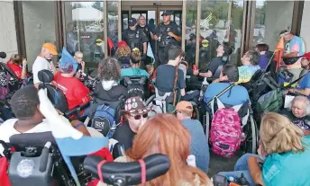  ??  ?? Manifestan­tes en silla de ruedas protestaro­n ayer en Washington contra el plan para desmantela­r Obamacare.
