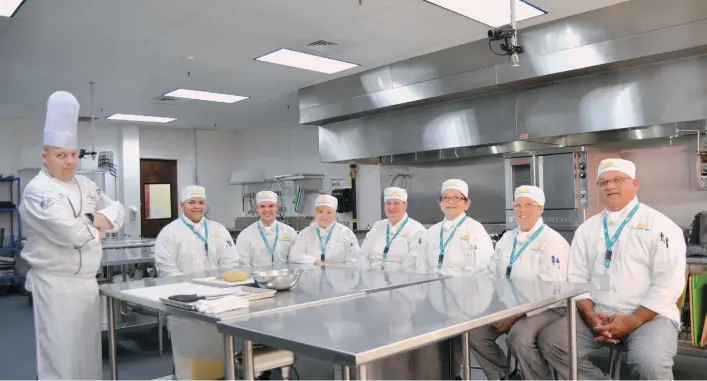  ?? FOTOS: CECILIA FIGUEROA / LA PRENSA ?? El chef Abdiel Laboy, instructor del Programa de Artes Culinarias del FTC en Kissimmee, junto a estudiante­s del primer curso en español. Es una clase dictada especialme­nte para recién llegados de Puerto Rico y otros países hispanos que desean aprender en su idioma el arte de la cocina.