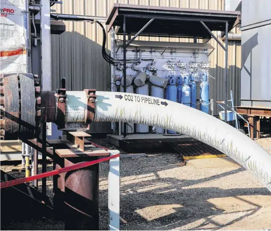  ?? REUTERS ?? Pipes run through Shell’s new Quest Carbon Capture and Storage (CCS) facility in Fort Saskatchew­an.