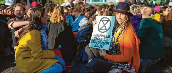  ?? Foto: Imago Images ?? Die stilisiert­e Sanduhr ist das Logo der Gruppierun­g. „Extinction Rebellion“bedeutet auf Deutsch „Aufstand gegen das Aussterben“.