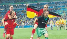  ?? FOTO: AP ?? Alemania hizo pleno con cinco medallas de cinco posibles, con oro femenino de fútbol