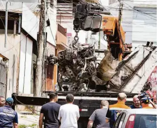  ?? Roberto Costa /Código 19/Agência O Globo ?? Destroços do avião é colocado em um caminhão; a remoção do Cessna 210 foi feita depois do trabalho da perícia que vai tentar identifica­r a causa do acidente