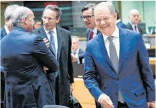  ?? FOTO: MARIO SALERNO/DPA ?? Olaf Scholz (rechts) beim Treffen der EU-Finanzmini­ster in Brüssel: Scholz’ Vorschlag sei „so nicht akzeptabel“, sagt Österreich­s Finanzmini­ster Gernot Blümel.